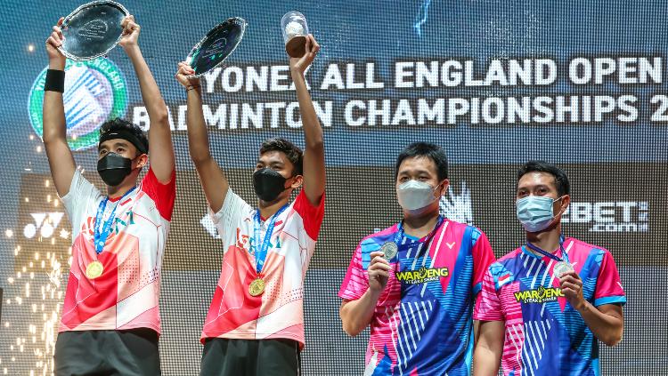 Ganda Putra Bulutangkis Indonesia, Bagas Maulana/Muhammad Shohibu Fikri dan Mohammad Ahsan/Hendra Setiawan saat berada di podium juara All England 2022 - INDOSPORT