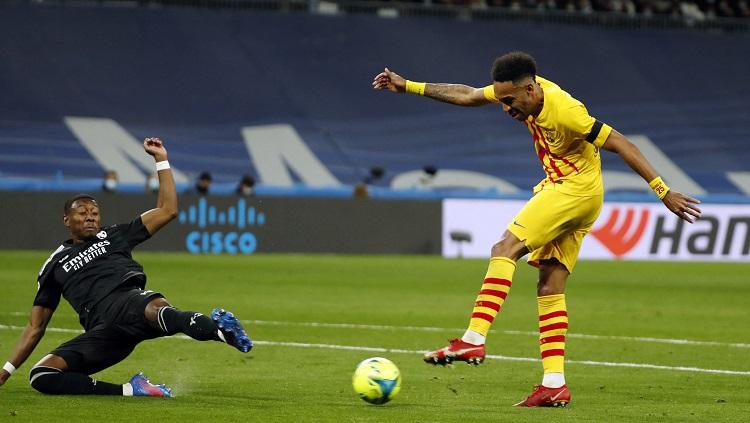 Pierre-Emerick Aubameyang di laga Liga Spanyol Real Madrid vs Barcelona (Foto: REUTERS/Javier Barbancho) - INDOSPORT