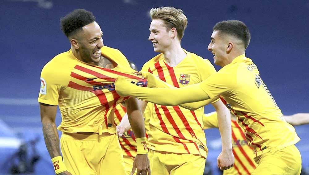 Selebrasi pemain Barcelona, Pierre-Emerick Aubameyang merayakan gol keempat mereka bersama rekan setim di LaLiga. Foto: REUTERS/Susana Vera - INDOSPORT