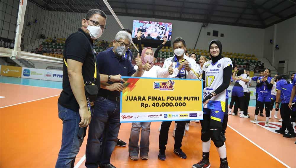 Kapten Bandung BJB Tandamata, Wilda Siti Nurfadhillah (kanan), mengantarkan timnya juara Final Four putri Proliga 2022, Minggu (20/03/22). Foto: Humas Bandung BJB