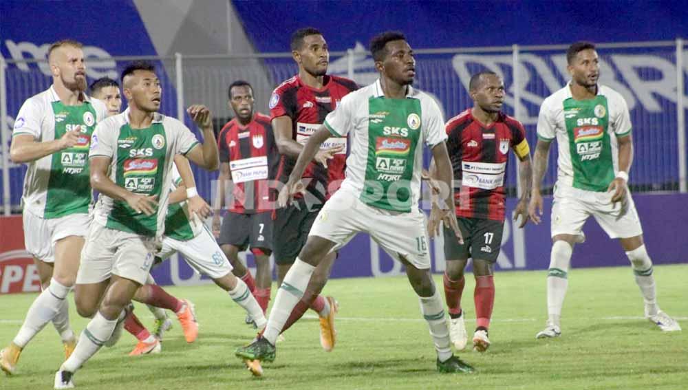 Laga pertandingan antara Persipura Jayapura vs PSS Sleman di BRI Liga 1. Foto: Nofik Lukman Hakim/Indosport.com