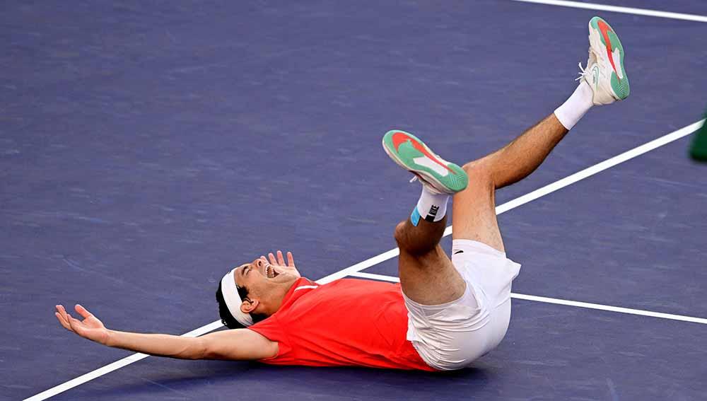 Selebrasi petenis asal Amerika Serikat, Taylor Fritz, merayakan kemenangan usai mengalahkan Rafael Nadal di Indian Wells Tennis Garden. Foto: Reuters/Jayne Kamin-Oncea. - INDOSPORT