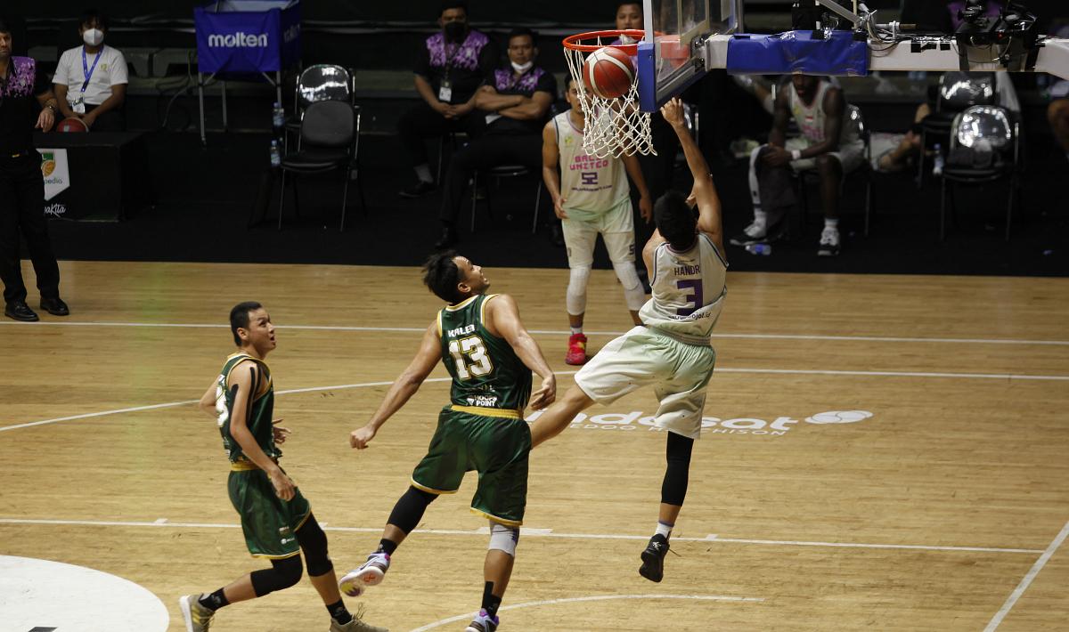 Salah satu aksi tim basket Bali United di lapangan. Foto: Herry Ibrahim/INDOSPORT.