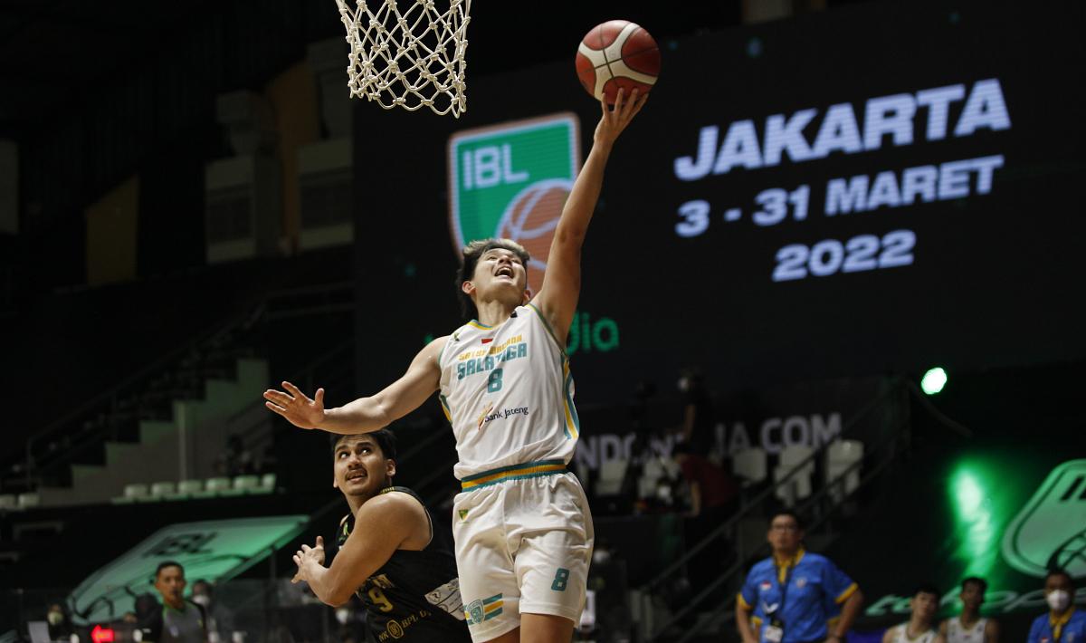 Satya Wacana Salatiga berhasil mengalahkan DNA Bima Perkasa 63-51 pada lanjutan IBL 2022 di Hall A Basket GbK, Senayan, Jakarta, Senin (21/03/22).