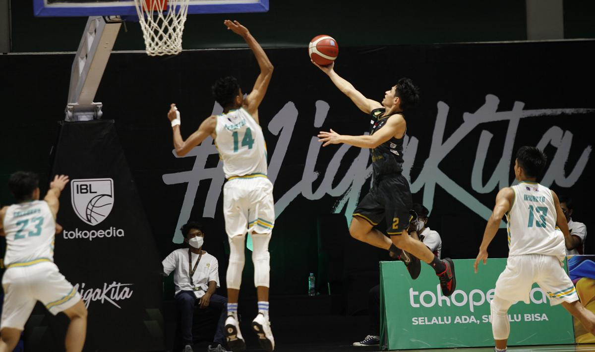 Satya Wacana Salatiga berhasil mengalahkan DNA Bima Perkasa 63-51 pada lanjutan IBL 2022 di Hall A Basket GbK, Senayan, Jakarta, Senin (21/03/22).