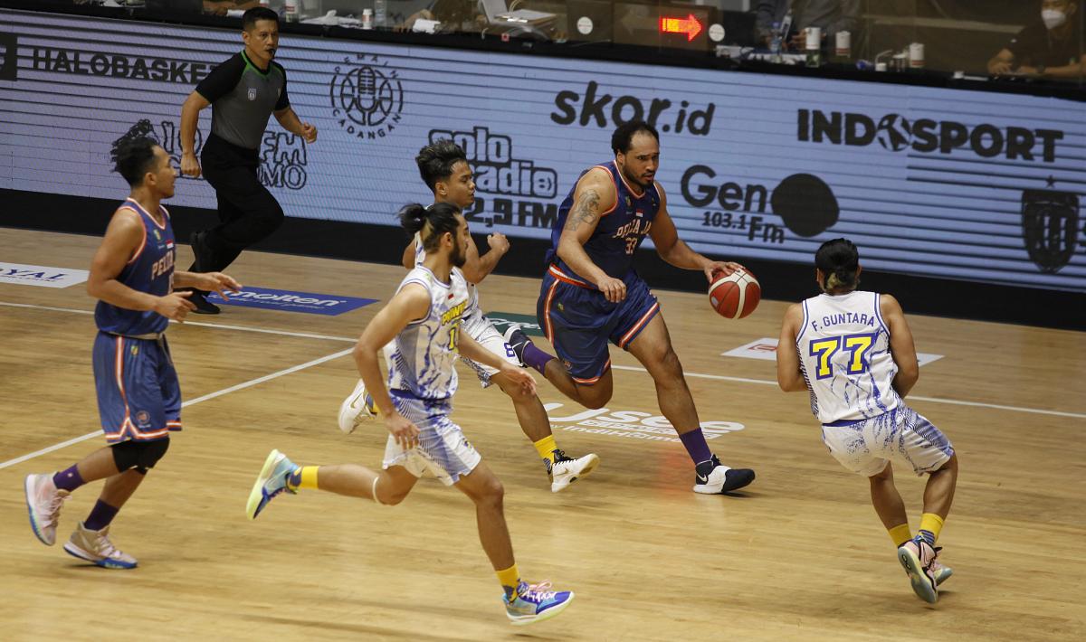 Prawira Bandung menang atas Pelita Jaya 71-61 pada lanjutan IBL 2022 di Hall A Basket GbK, Senayan, Jakarta, Senin (21/03/22).