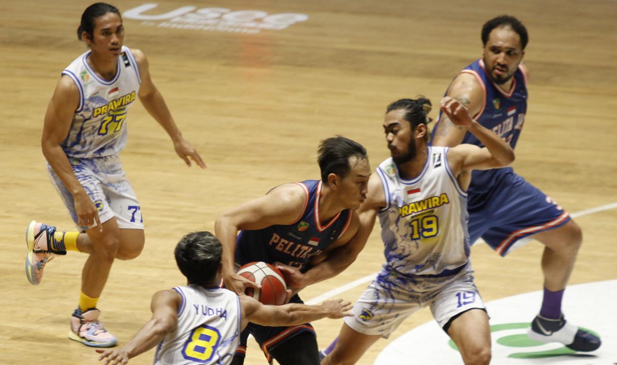 Berikut hasil pertandingan IBL 2022 antara Prawira Bandung vs Pelita Jaya. Foto: Herry Ibrahim/INDOSPORT.