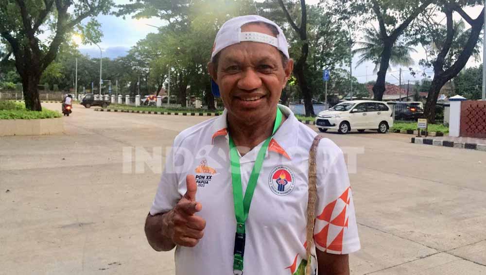 Eks pelatih Timnas wanita dan eks Persipura, Rully Nere. Foto: Da'Yerimon/Indosport.com