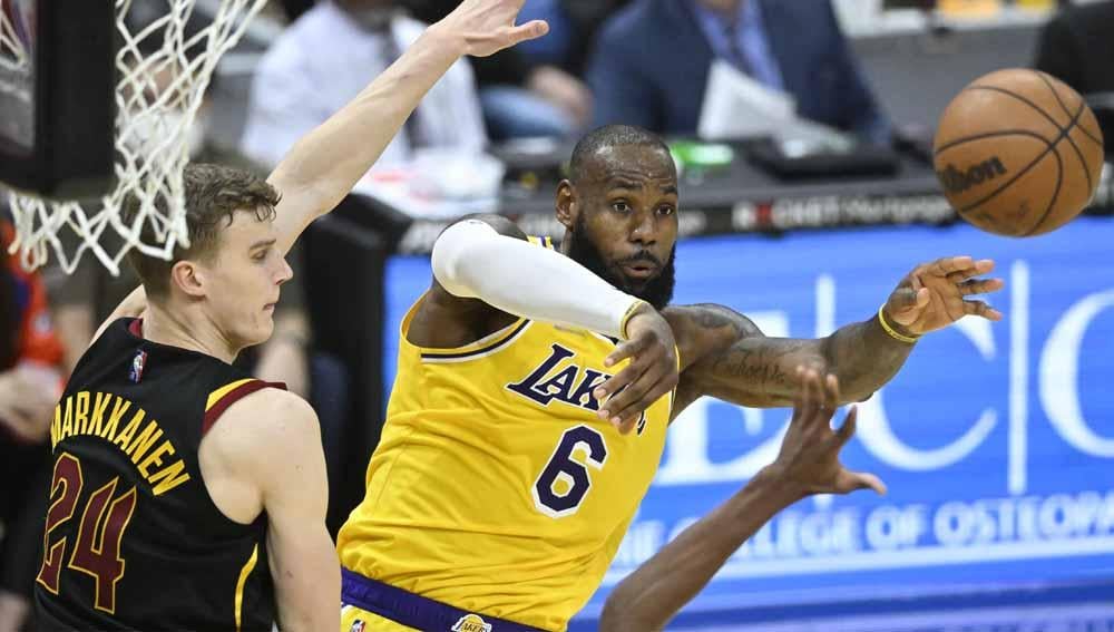 Pebasket Los Angeles Lakers yakni LeBron James berjanji untuk membawa timnya kembali berjaya di musim berikutnya dan sampai dirinya pensiun. Foto: Reuters/David Richard. - INDOSPORT