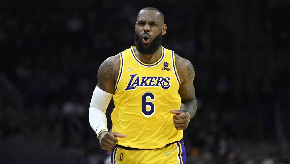 Pebasket Los Angeles Lakers, LeBron James selebrasi saat melawan Cleveland Cavaliers di laga Rocket Mortgage FieldHouse. Foto: Reuters/David Richard