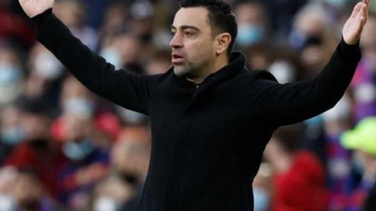 Aksi Xavi Hernandez kala memimpin Barcelona di laga kontra Atletico Madrid (06/02/22). (Foto: REUTERS/Albert Gea)