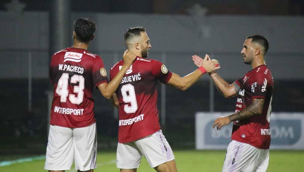 Selebrasi penyerang Bali United, Ilija Spasojevic bersama teman setim di BRI Liga 1. Foto: ligaindonesiabaru