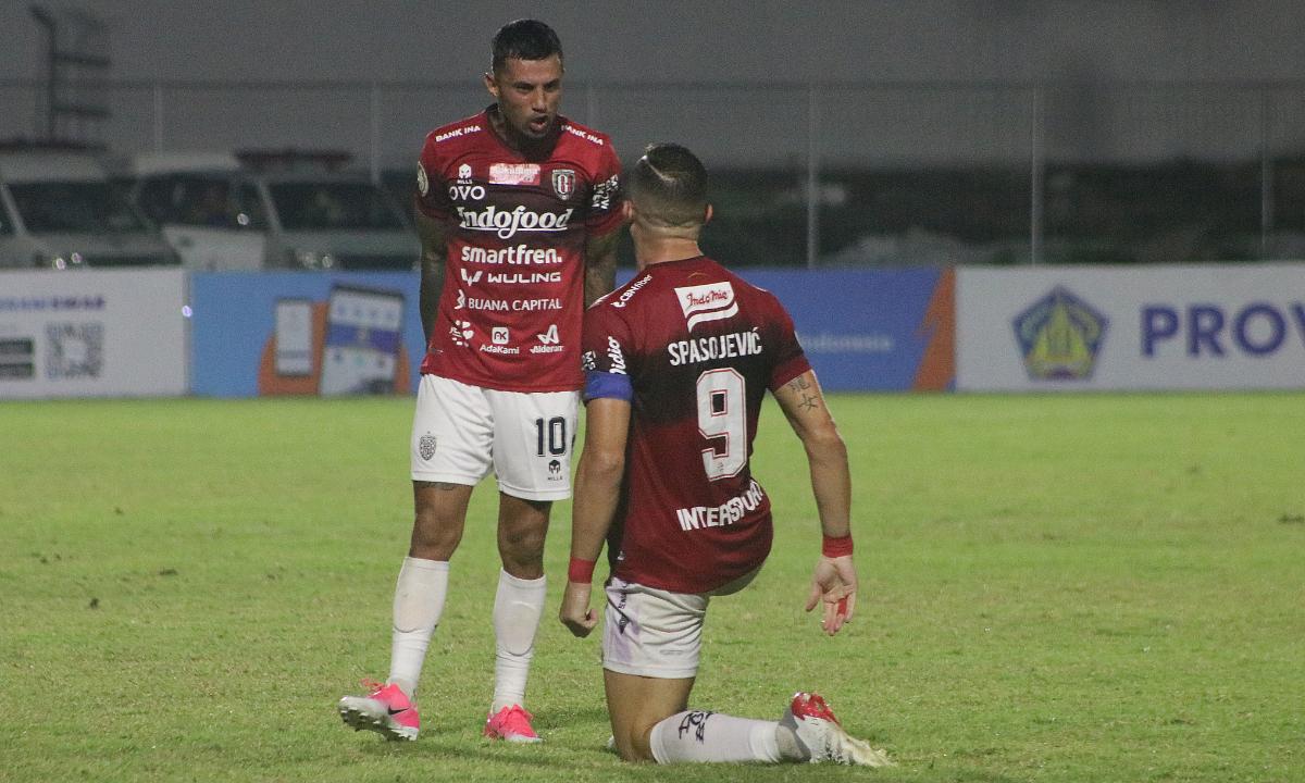 Penyerang Bali United, Ilija Spasojevic saat merayakan gol bersama Stefano Lilipaly dalam laga BRI Liga 1 2021/2022 di Stadion Kompyang Sujana, Denpasar, Senin (21/03/22).