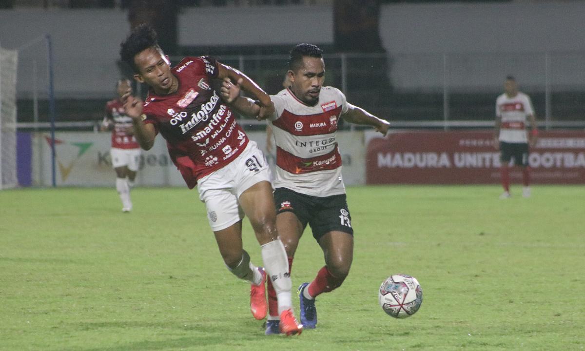 Pergerakan winger Bali United, M Rahmat dikawal bek Madura United, Dodi Alexvan Djin dalam laga BRI Liga 1 2021/2022 di Stadion Kompyang Sujana, Denpasar, Senin (21/03/22).