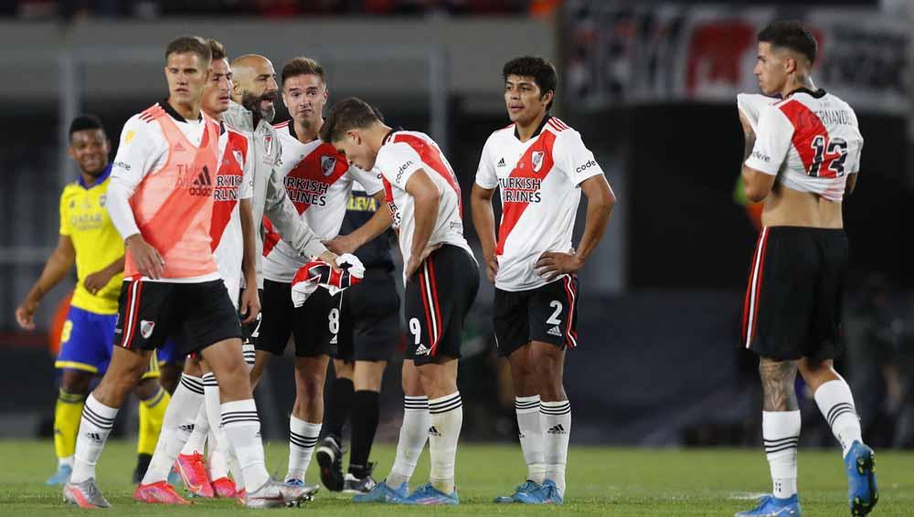 Pemain River Plate terlihat sedih setelah dikalahkan Boca Juniors di Laga Super Clasico, Minggu (20/03/22). Foto: REUTERS/Agustin Marcarian