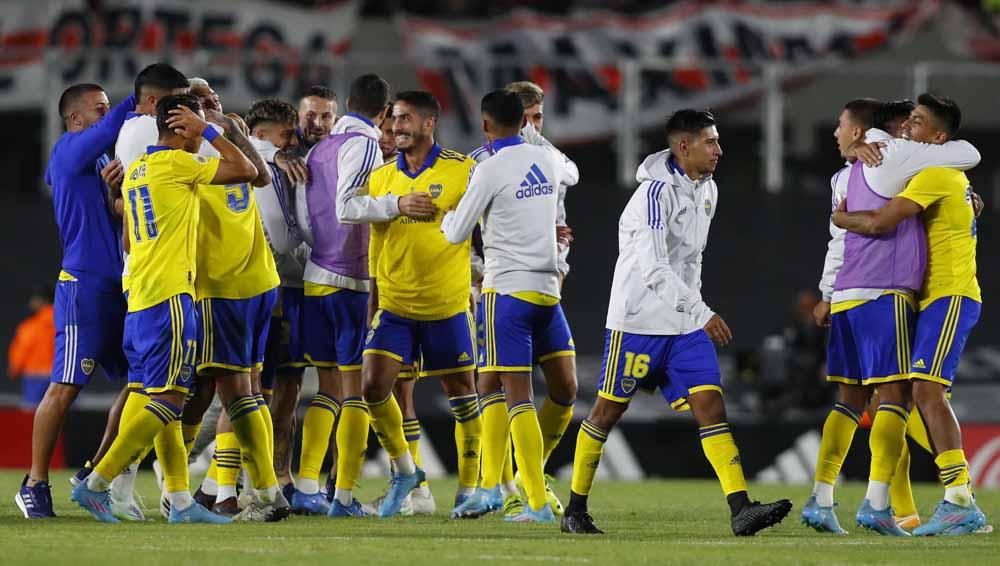 Selebrasi para Pemain Boca Juniors usai menangi di laga Super Clasico, Minggu (20/03/22). Foto: Reuters/Agustin Marcarian - INDOSPORT