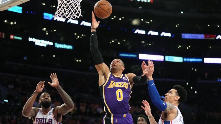 Russell Westbrook mencoba melakukan Lay Up di tengah hadangan lawan di laga Los Angeles Lakers vs Philadelphia 76ers (24/03/22). (Foto: Reuters/Kirby Lee-USA TODAY Sports)