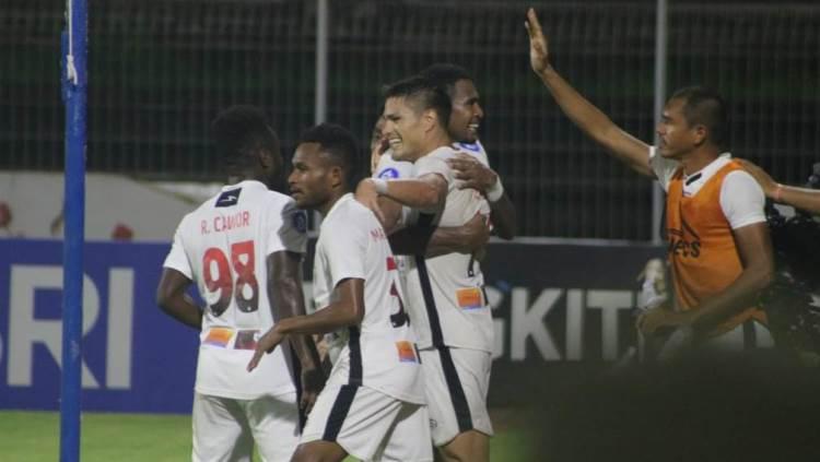 Selebrasi penyerang Persipura Jayapura, Ramiro Fergonzi, bersama rekan-rekannya. Foto: Nofik Lukman Hakim/INDOSPORT - INDOSPORT