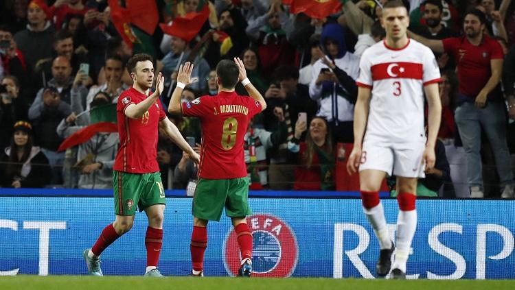 Diogo Jota merayakan golnya di laga Playoff Kualifikasi Piala Dunia Portugal vs Turki (Foto: REUTERS/Pedro Nunes)