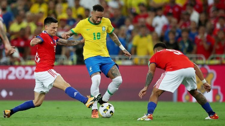 Neymar mencoba keluar dari hadangan lawan di laga Brasil vs Chile (25/03/22). (Foto: REUTERS/Ricardo Moraes) - INDOSPORT