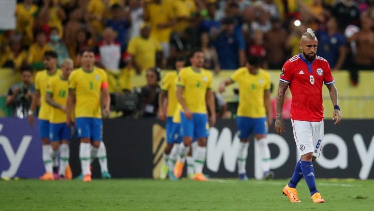 Arturo Vidal tertunduk lesu usai gawang Chile dibobol oleh Brasil (25/03/22). (Foto: REUTERS/Ricardo Moraes)