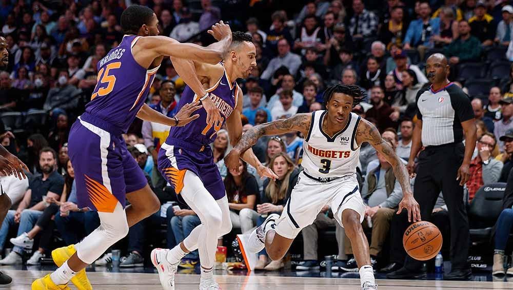 Bones Hyland (Denver Nuggets) mengontrol bola saat Landry Shamet (Phoenix Suns) berusaha merebut bola di Laga NBA, Jumat (25/03/22). Foto: Reuters/Isaiah J. Downing