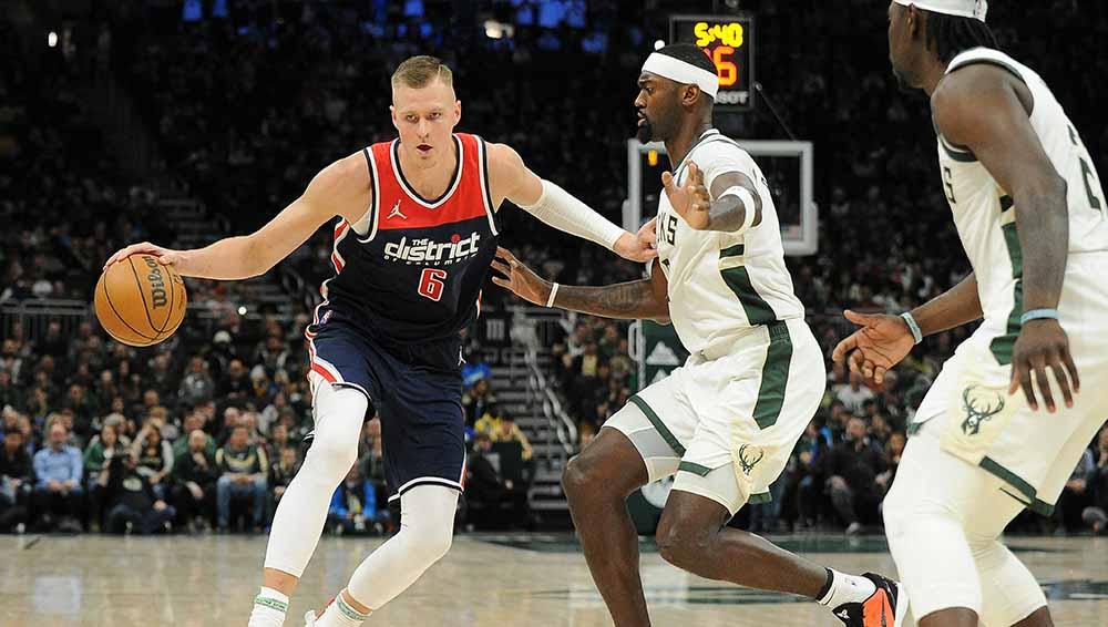 Kristaps Porzingis (Washington Wizards) menggiring bola saat dihadang Bobby Portis (Milwaukee Bucks) di Laga NBA. Foto: Reuters/Michael McLoone