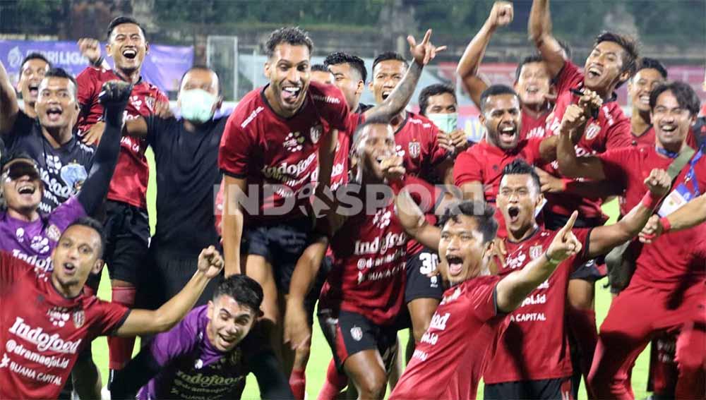 Suka cita pemain Bali United sambut gelar juara Liga 1. Pemanasan tim langsung berhenti. Foto: Nofik Lukman Hakim/Indosport.com - INDOSPORT