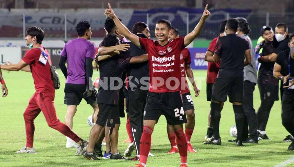 Suka cita pemain Bali United sambut gelar juara Liga 1. Pemanasan tim langsung berhenti. Foto: Nofik Lukman Hakim/Indosport.com