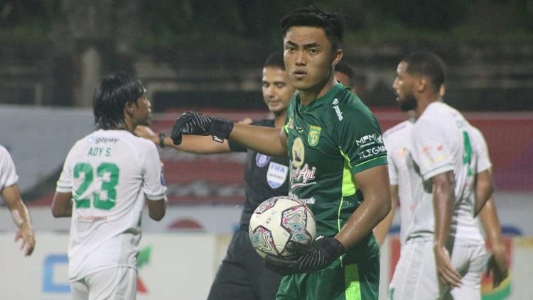 Kiper Persebaya Surabaya, Ernando Ari, tampil memukau mengawal gawang timnya saat menghadapi PSIS Semarang dalam ajang Liga 1, Rabu (29/3/2023) di Jati Diri. Foto: Nofik Lukman Hakim/INDOSPORT
