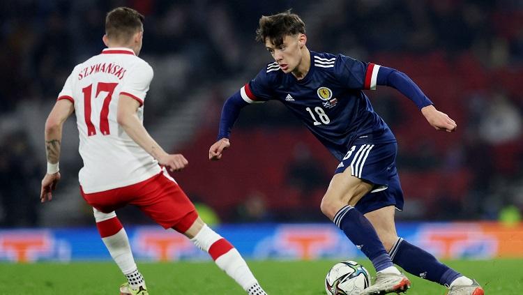 Dalam upaya memberikan persaingan bagi Theo Hernandez, AC Milan membidik bek Skotlandia milik Bologna, Aaron Hickey, yang pernah cetak rekor di Liga Italia. (Foto: Action Images via Reuters/Lee Smith)