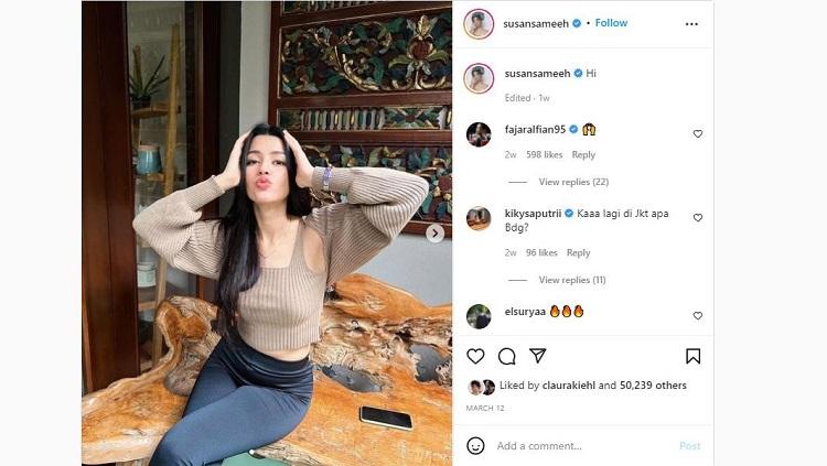 Susan Sameh memamerkan bingkisan Hari Raya nan romantis dari pebulutangkis Fajar Alfian, yang saat ini tengah berjuang di Badminton Asia Championships 2022.