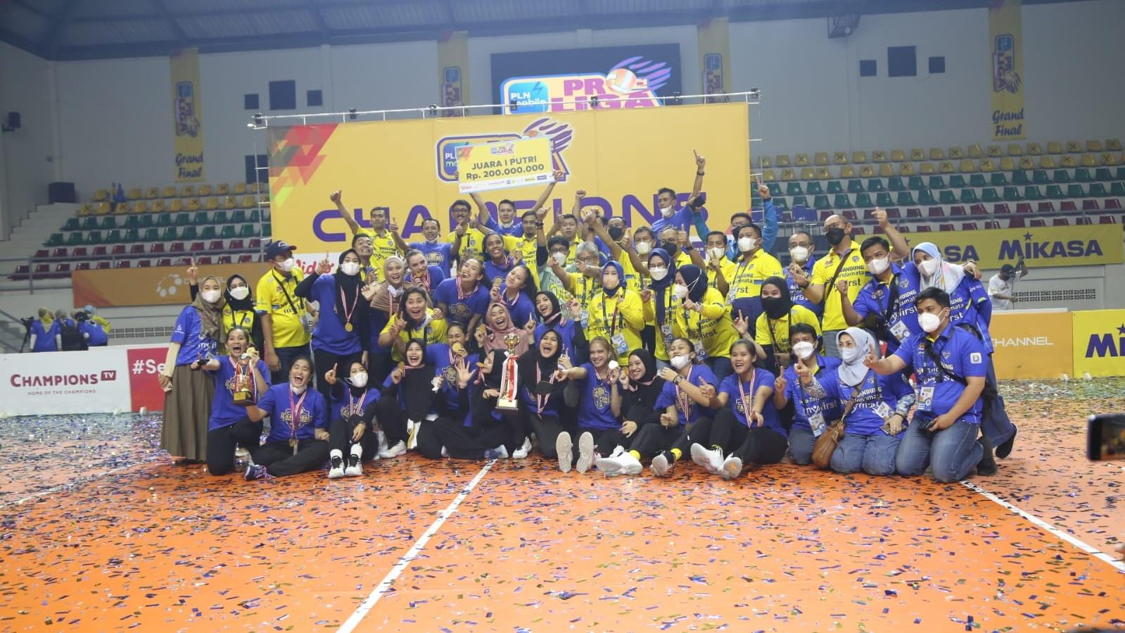 Bandung BJB Tandamata menjadi juara Proliga 2022, setelah mengalahkan Gresik Petrokimia Pupuk Indonesia 3-1 pada laga final di Padepokan Voli Jenderal Polisi Kunarto, Sentul, Bogor, Sabtu (26/03/22). (Humas Bandung BJB Tandamata) - INDOSPORT