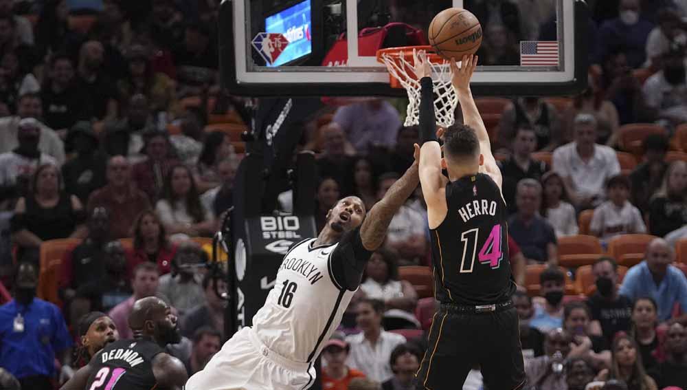 Tyler Herro (Miami Heat) melepaskan tembakan pada laga NBA di FTX Arena, Minggu (27/03/22). Foto: Reuters/Jasen Vinlove - INDOSPORT