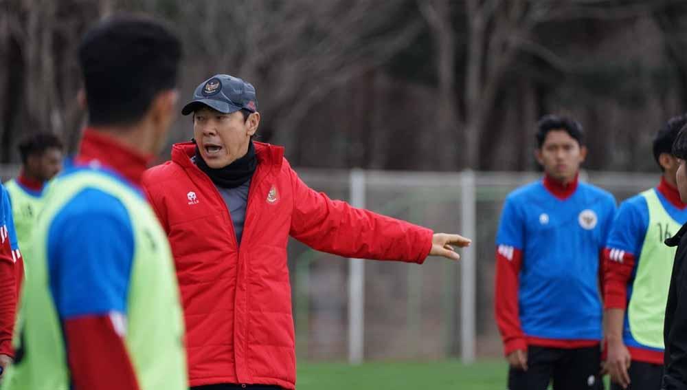 Shin Tae-yong berpeluang untuk membawa Timnas Indonesia berprestasi di negara asalnya usai Korea Selatan mengajukan diri jadi tuan rumah Piala Asia 2023. Foto: PSSI - INDOSPORT