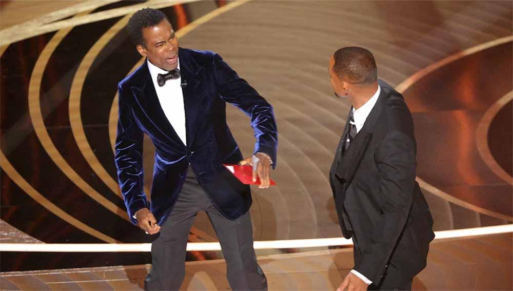 Will Smith pukul Chris Rock di Panggung Oscar 2022. Foto: Reuters/Brian Snyder