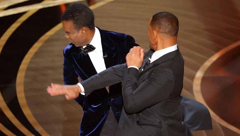 Will Smith pukul Chris Rock di Panggung Oscar 2022. Foto: Reuters/Brian Snyder - INDOSPORT