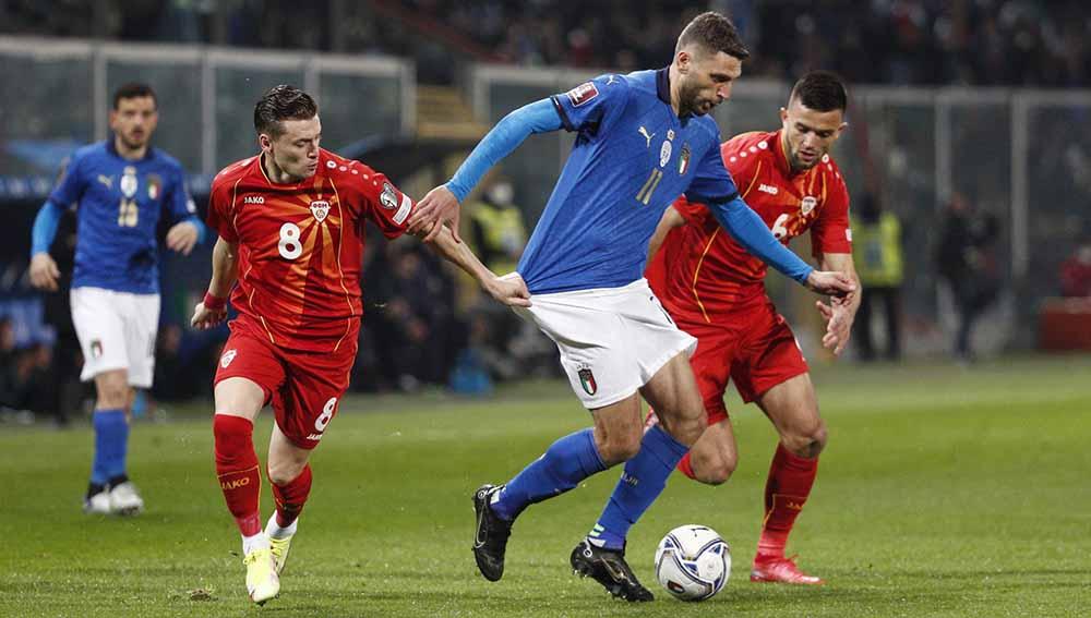 Pemain Makedonia Utara, Ezgjan Alioski saat laga melawan Italia di Kualifikasi Piala Dunia. Foto: REUTERS/Guglielmo Mangiapane Copyright: REUTERS/Guglielmo Mangiapane