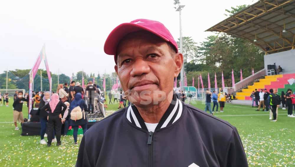 Legenda Timnas Indonesia dan Persipura, Rully Nere ditemui di Lapangan Sabilulungan, Kabupeten Bandung, Senin (28/03/22). Foto: Arif Rahman/Indosport.com Copyright: Arif Rahman/Indosport.com