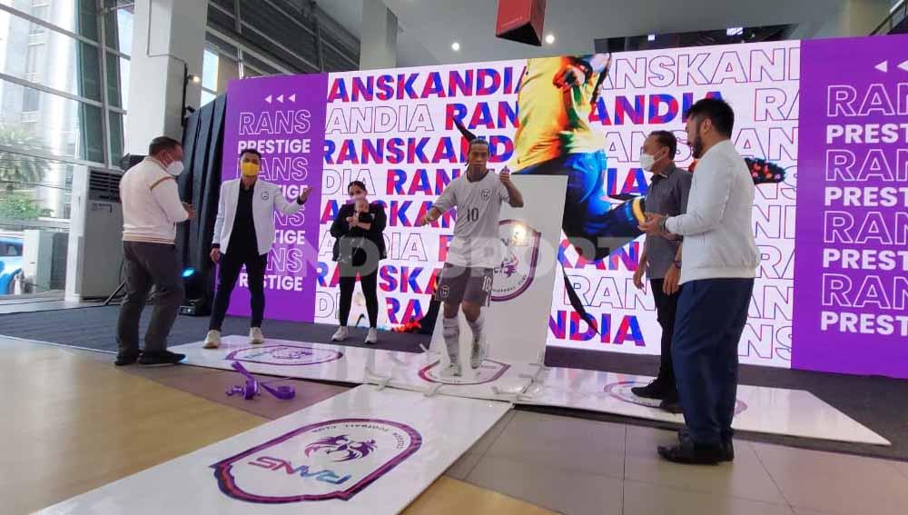 RANS Cilegon FC akan mendatangkan Ronaldinho ke Indonesia jelang Liga 1. Foto: Zainal Hasan/Indosport.com