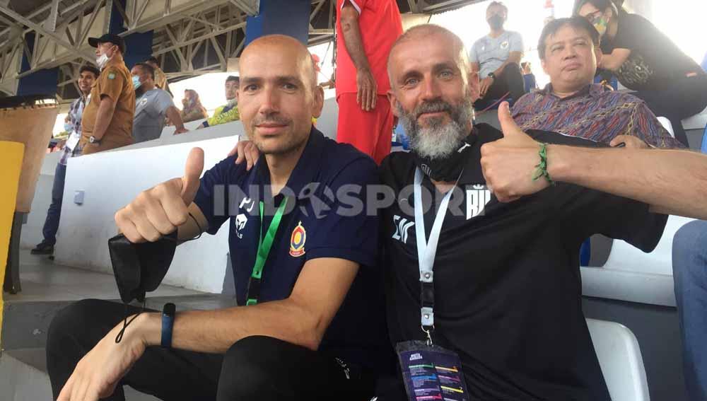 Eduardo Perez, eks asisten Timnas Indonesia, pantau Piala Soeratin U15. Foto: Da'Yerimon/Indosport.com