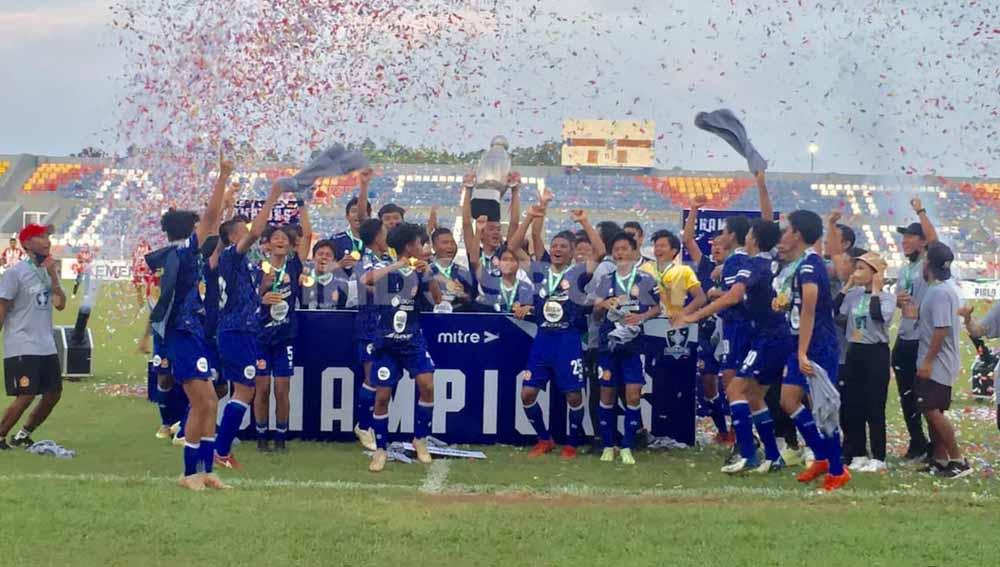 Perwakilan DKI Jakarta, Asiop saat juara Piala Soeratin U-15. Kali ini tim kelahiran tahun 2005 juga menjuarai Thailand International Cup 2022. Foto: Da'Yerimon/Indosport.com