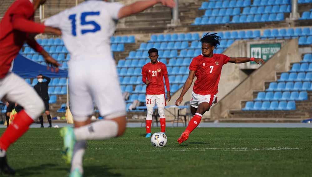 Pemain Timnas U-19, Ronaldo Kwateh lakukan tendangan. Foto: PSSI - INDOSPORT