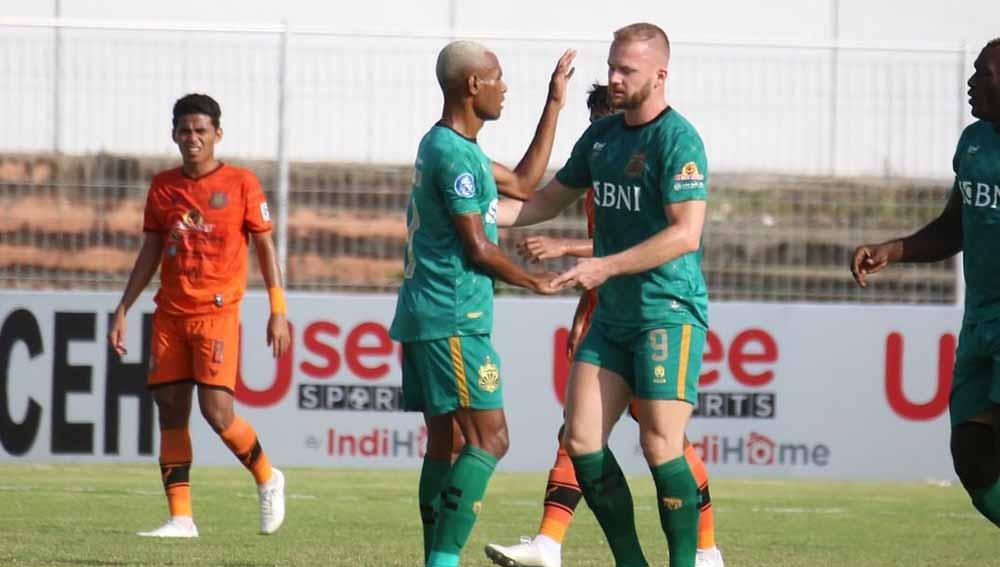 Selebrasi pemain Bhayangkara FC, Melvin Platje usai membobol ke gawang Persiraja di BRI Liga 1. Foto: Instagram@liga1match
