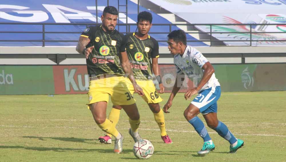 Frets Butuan berusaha melewati kawalan Renan Alves, bek asing Barito Putera. Foto: Nofik Lukman Hakim/Indosport.com