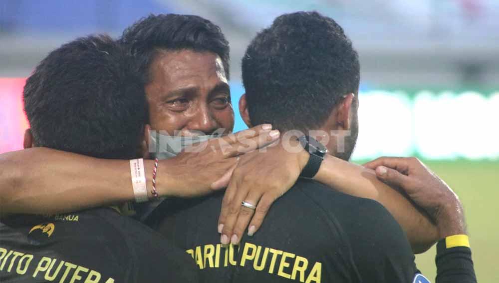 Momen haru para pemain Barito Putera usai timnya menahan imbang Persib Bandung 1-1 pada pekan ke-34 Liga 1 2021/2022, Kamis (31/03/22). Barito selamat dari degradasi.