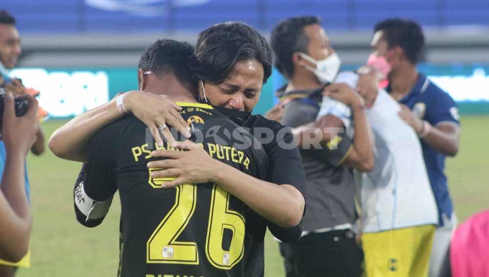 CEO Barito Putera, Hasnuryadi Sulaiman menangis sambil memeluk kapten tim Rizky Pora usai timnya menahan imbang Persib Bandung 1-1 pada pekan ke-34 Liga 1 2021/2022, Kamis (31/03/22). Barito lolos dari degradasi.
