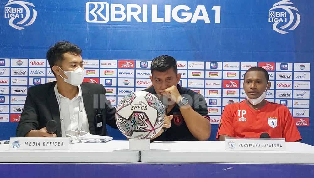 Pelatih Persipura Alfredo Vera tak tahan membendung air mata. Foto: Zainal Hasan/Indosport.com