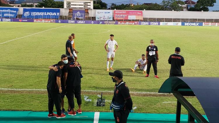 Kesedihan sejumlah official dan pemain usai Persipura dipastikan terdegradasi dari Liga 1, Kamis (31/03/22).