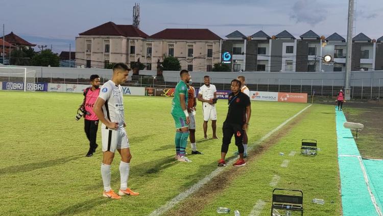 Pemain asing Yevhen Bokhashvili terlihat tertunduk lesu usai Persipura dipastikan terdegradasi dari Liga 1, Kamis (31/03/22).